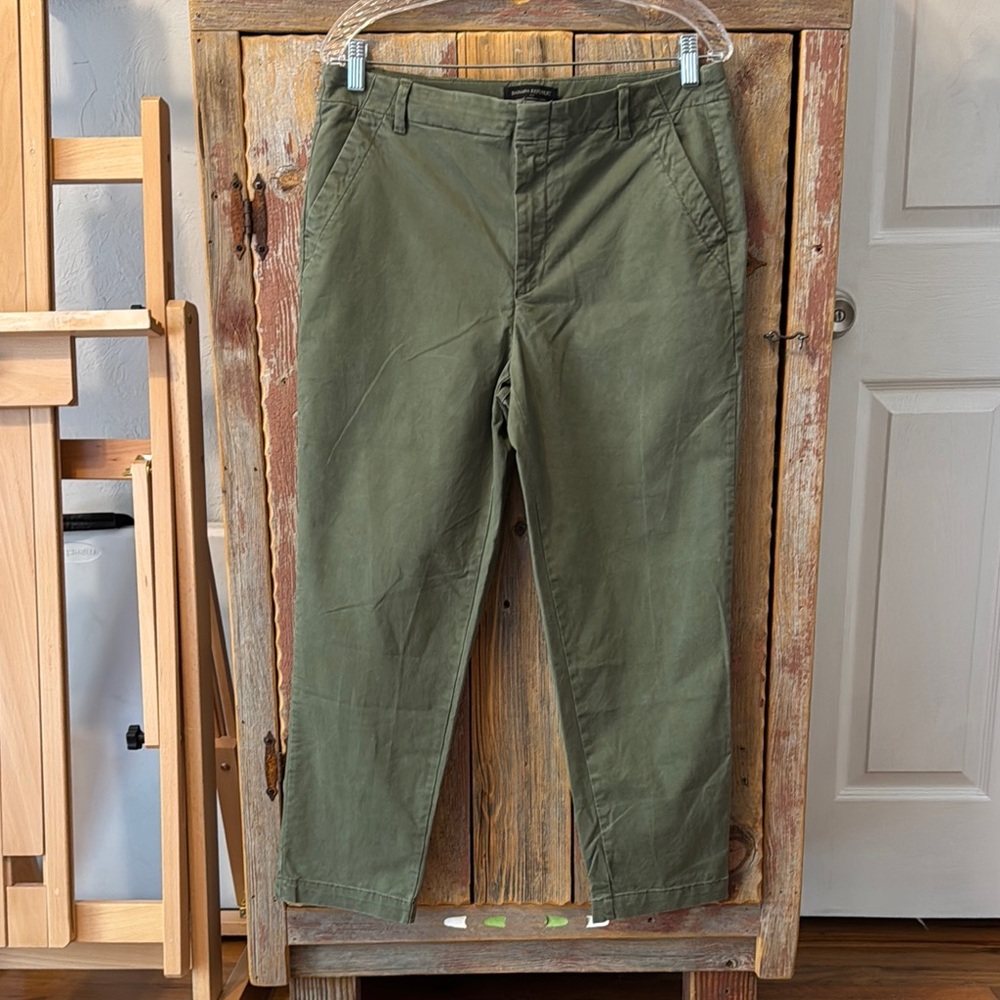 Banana Republic Slim Fit Authentic Chino Size 10.  Olive green. New without tags